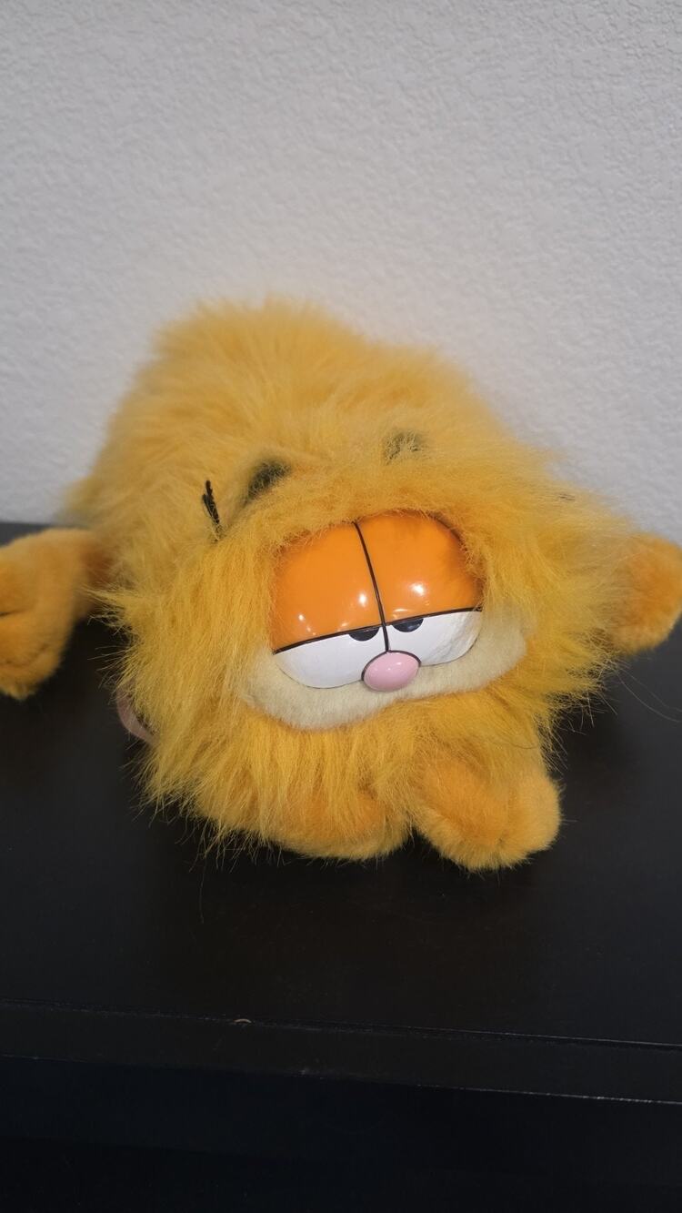 Vintage Dakin Garfield Plush Stuffed Cat Fuzzy Long Hair Plastic Face 8in